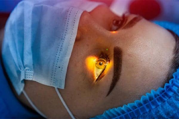 Comment agissent les lasers dans une chirurgie réfractive ?